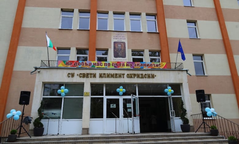 Историята на Троян оживя в графики на Петър Хаджиев в СУ „Св. Климент Охридски“имент Охридски“ – Троян беше открита изложба посветена на 3-ти март