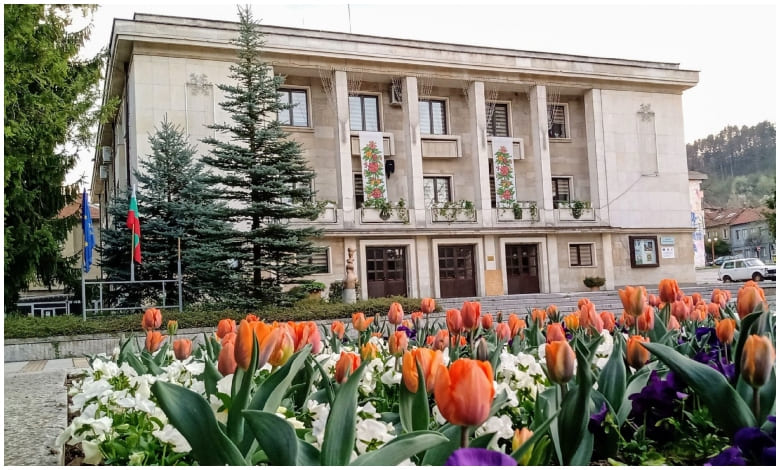 Договорите за реновиране на две обществени сгради са подписани