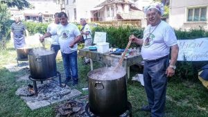 Земята се разстресе в с.Черни Осъм (Троян) по време на Фестивала - чудо Чукан боб с коприва и хоро се извива 