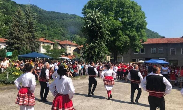 Земята се разстресе в с.Черни Осъм (Троян) по време на Фестивала - чудо Чукан боб с коприва и хоро се извива