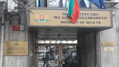 Маските задължителни на открито при струпване на хора