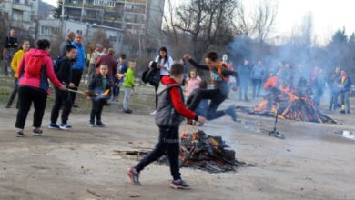 Без маскарад, но с огньове и прошка