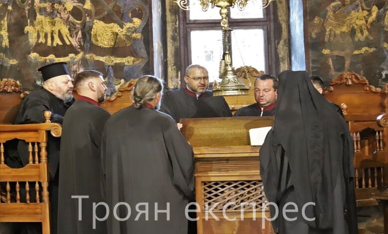 Светата Православна Църква почита Пресвета Богородица Троеручица