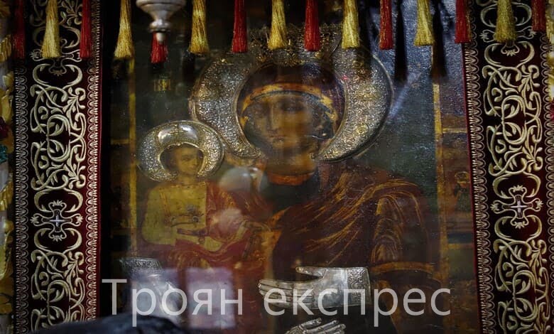 Светата Православна Църква почита Пресвета Богородица Троеручица