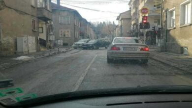 Варналийка премина на червено с колата си в Троян и се удари в друг лек автомобил