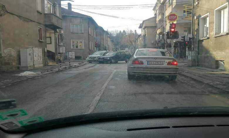 Варналийка премина на червено с колата си в Троян и се удари в друг лек автомобил