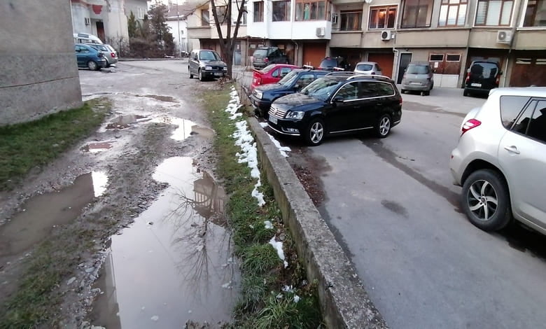 Живущи на кооперация в Троян 40 години тънат в кал