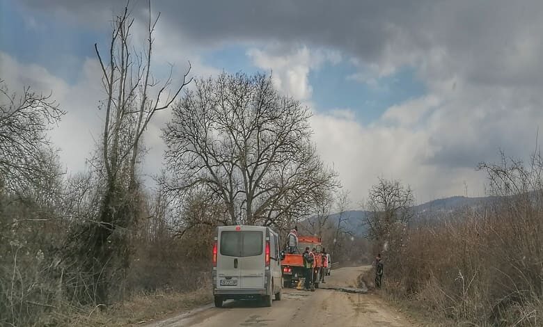 АПИ (Агенция "пътна инфрастрктура"), по-точно -  областните пътни управления в страната,  от петък - 18 март, извършват аварийно запълване на дупкит