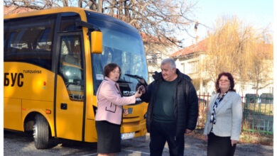 Чисто нов автобус ще превозва учениците от Черни осъм и Орешак до троянските училища