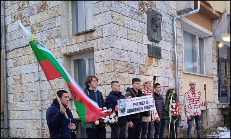 Факелно шествие в памет на Апостола