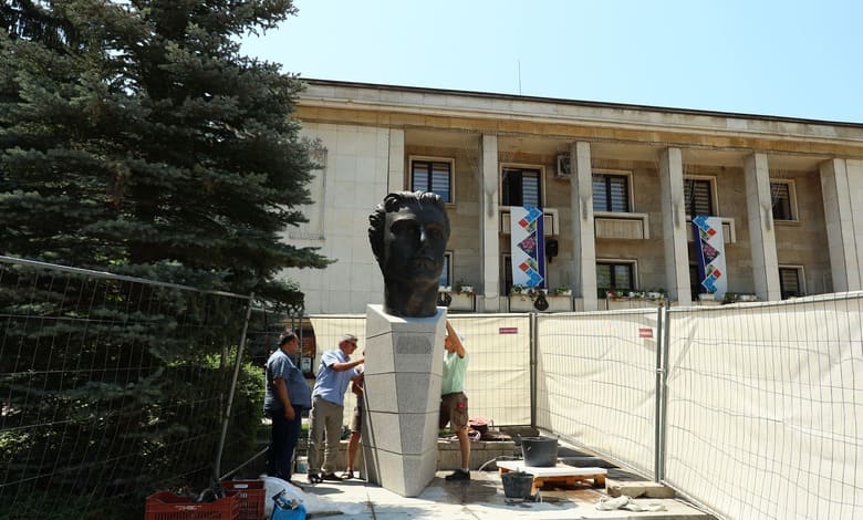 Монтираха паметника на Апостола в Троян