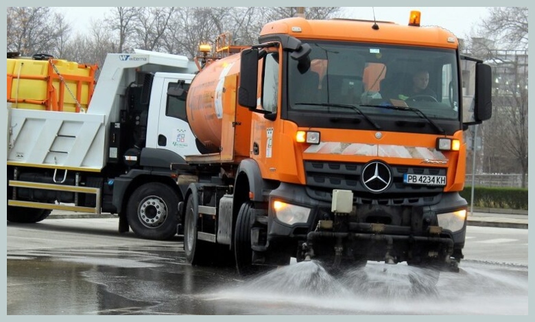 Продължава пролетното миене на улиците в Троян