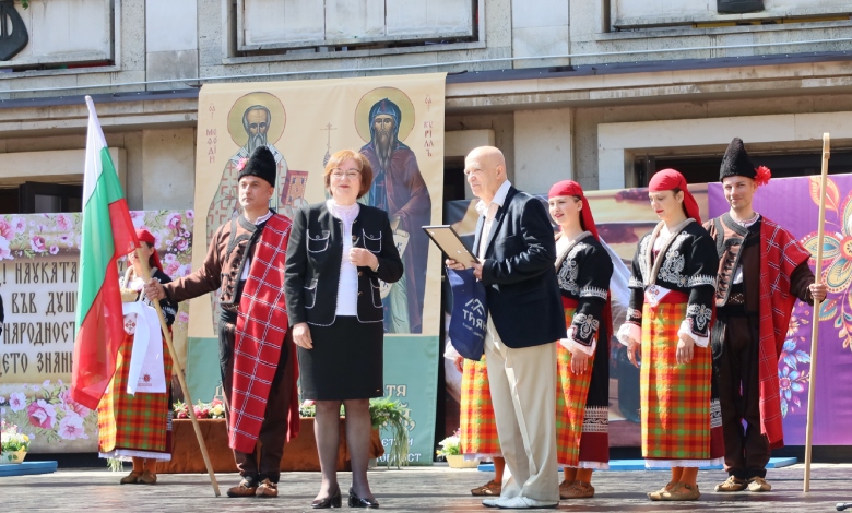 Троян отбеляза 24 май с празнично шествие и тържествена церемония - 