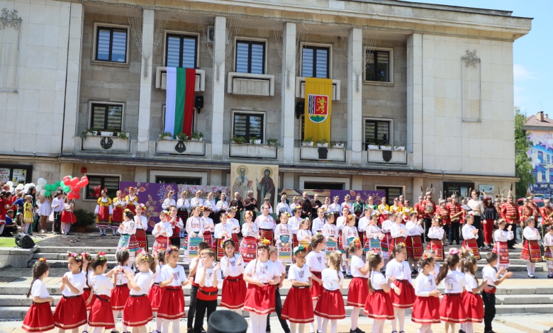 Троян отбеляза 24 май с празнично шествие и тържествена церемония