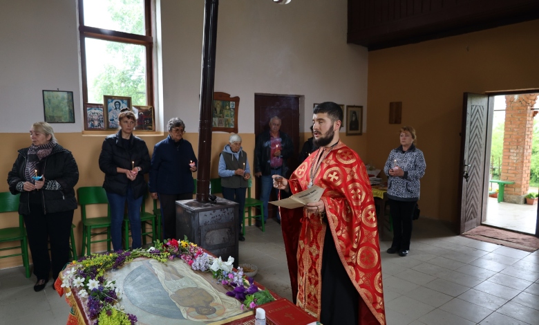 Белиш отбеляза Великден с тържествена литургия и чукане на яйца -1