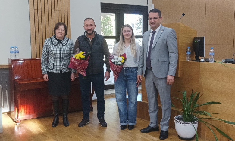 Деница Божинова, златната медалистка от Балканското първенство по самбо за девойки, което се проведе в Щип, Република Северна Македония, беше наградена от общинските съветници