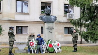 Паметникът на генерал-лейтенант Павел Петрович Карцов в Троян