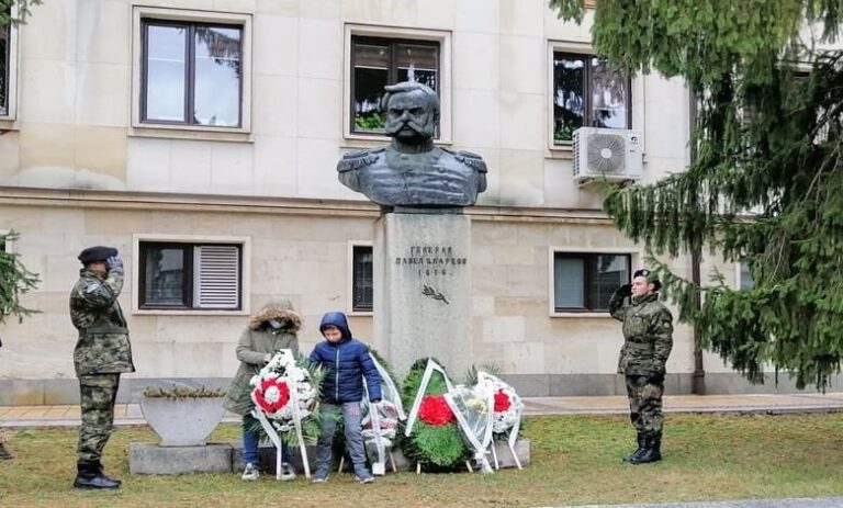 Паметникът на генерал-лейтенант Павел Петрович Карцов в Троян