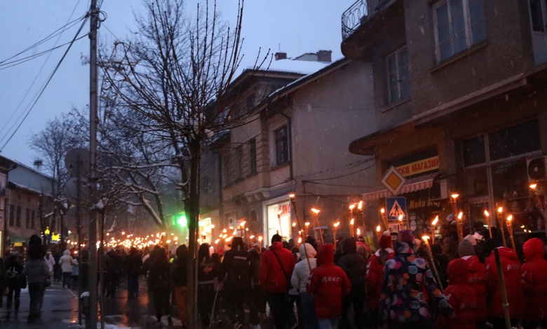 За втора поредна година Троян организира факелно шествие в памет на Апостола -3