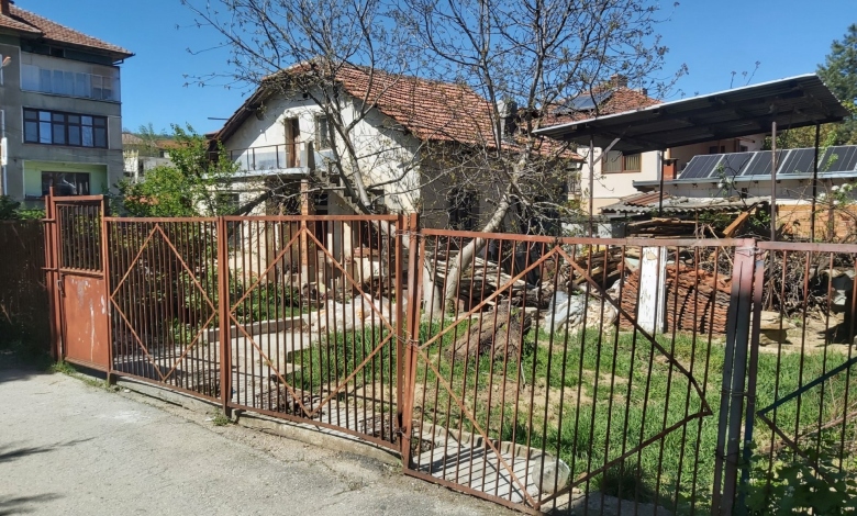 Продава се стара, двуетажна къща в град Троян 4-1