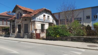 Продава се стара, двуетажна къща в град Троян