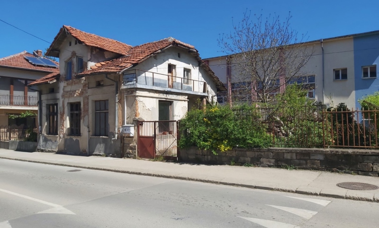 Продава се стара, двуетажна къща в град Троян
