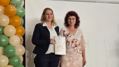 Миглена Климова, старши учител по български език и литература в НУПИ „Проф. Венко Колев“ в Троян, с наградата „Неофит Рилски “от МОН