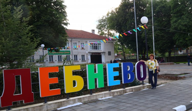 Румяна е отраснала в село Дебнево и продължава да работи за неговите каузи, които е приела и за свои преди повече от тридесет години. Жителите на селото я приемат с отворено сърце, защото я познават. Личните ѝ човешки качества и богатият ѝ опит в администрацията и в сферата на социалните услуги дават увереност на хората, че тя е най-точният кандидат за кмет на селото
