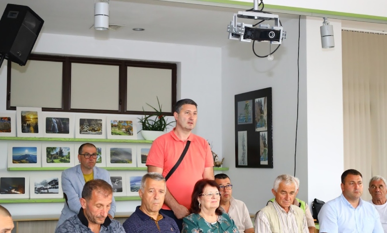  Народните представители Габриел Вълков и Атанас Атанасов проведоха среща с представители на спортните клубове в Троян-7
