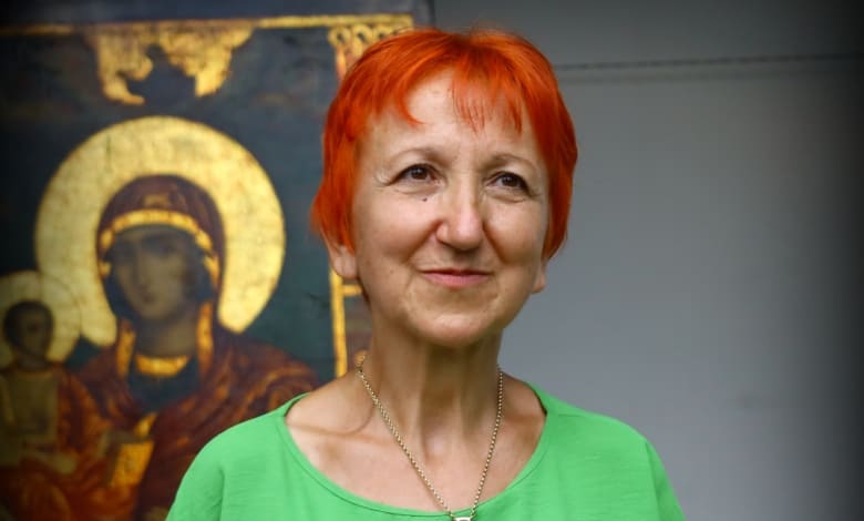 Изложба „Икони, Картини и Пана“ на Борислава Кацарова Събужда Духовността във Врабево