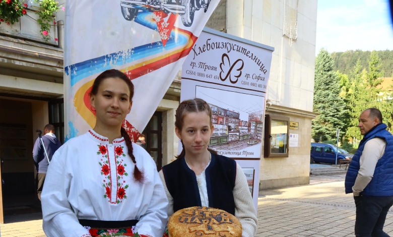 Троян се превърна в машина на времето: Първият ретро парад събра 210 класически машини -3