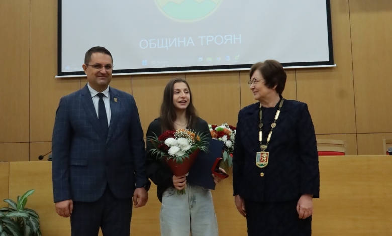 Троян отличи своите герои: Иван Христов със „Златен герб“, почести за Милко Шотеков и младите спортни звезди-1-2