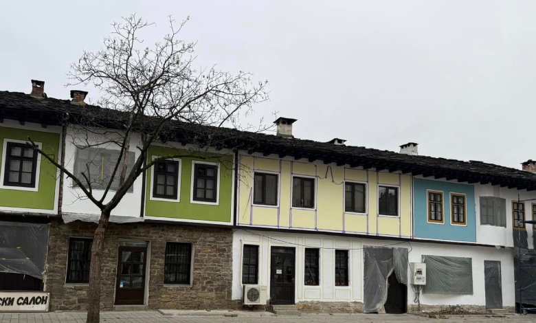 Художници връщат блясъка на старите къщи в архитектурния резерват на Троян