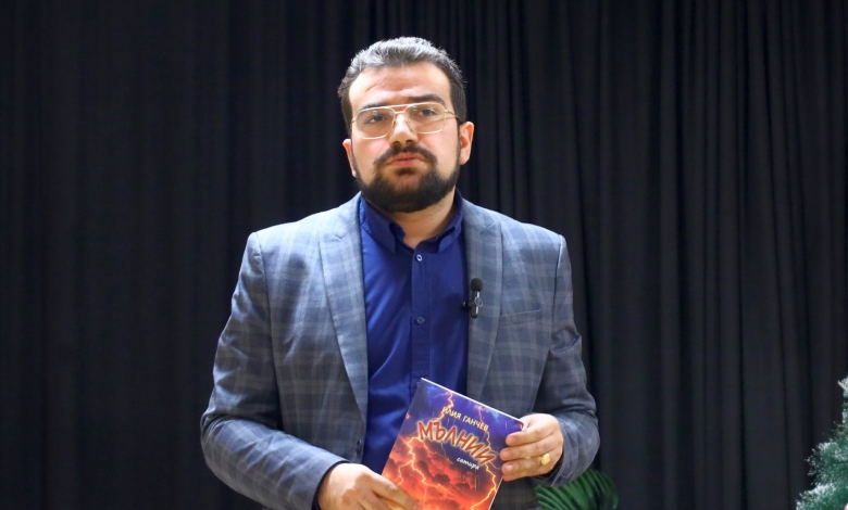 "Сатирикът трябва да е рупор на своето време“: Илия Ганчев представи „Мълнии“ пред троянската публика-3