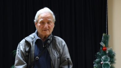 "Сатирикът трябва да е рупор на своето време“: Илия Ганчев представи „Мълнии“ пред троянската публика