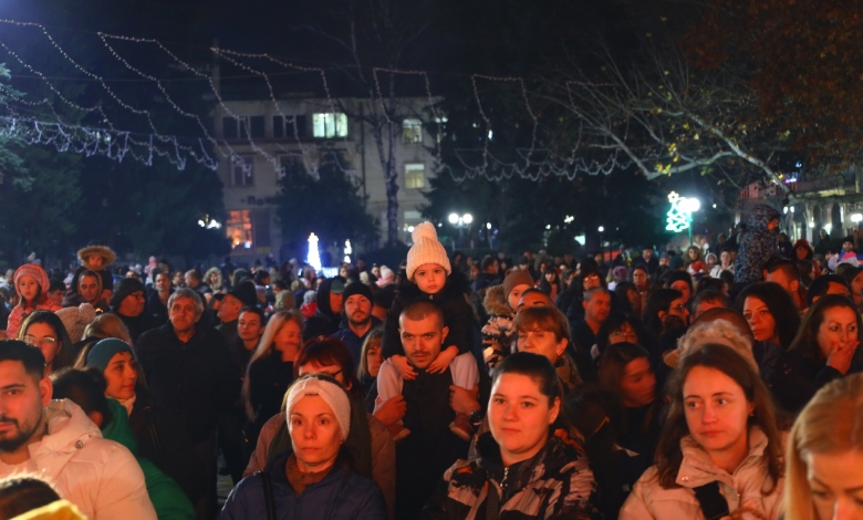 Златното момиче на математиката и Дядо Коледа запалиха коледните светлини в Троян-2