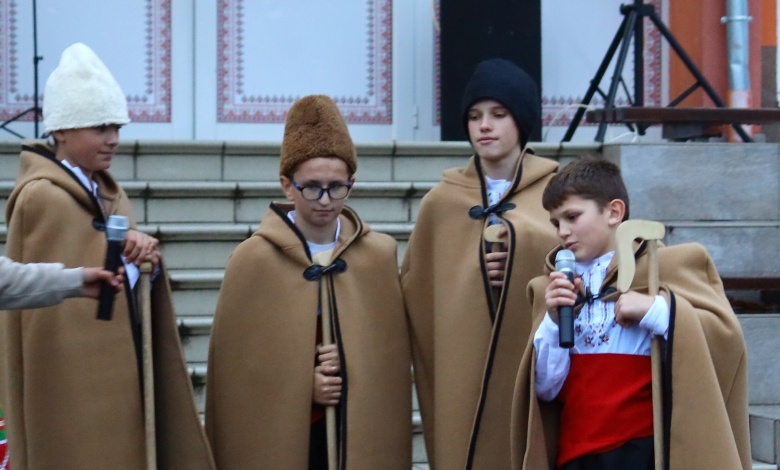 Коледна магия озари Орешак: Жителите посрещнаха светлините на елхата навръх Никулден-1