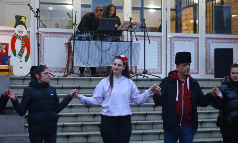 Коледна магия озари Орешак: Жителите посрещнаха светлините на елхата навръх Никулден-5