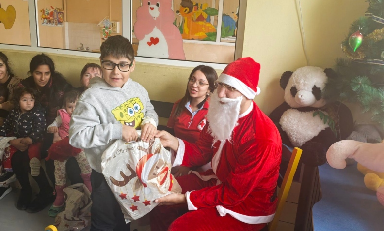 Дядо Коледа и доброволци от БМЧК посетиха детското отделение на болницата в Троян-1