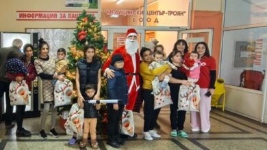 Дядо Коледа и доброволци от БМЧК посетиха детското отделение на болницата в Троян