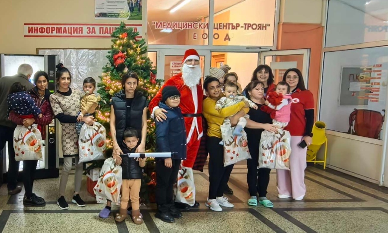 Дядо Коледа и доброволци от БМЧК посетиха детското отделение на болницата в Троян