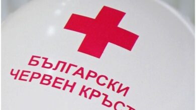 Раздаване на хранителни продукти от БЧК