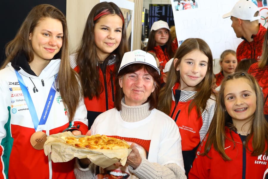 Сълзи от радост и вкус на домашна баница: България прегърна своята Лора!-1