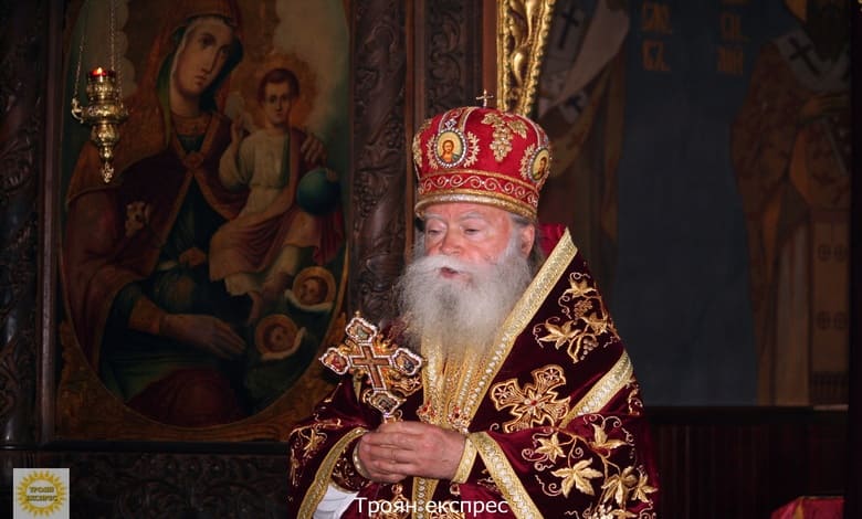 Ловчанският митрополит Гавриил литургия в Троян