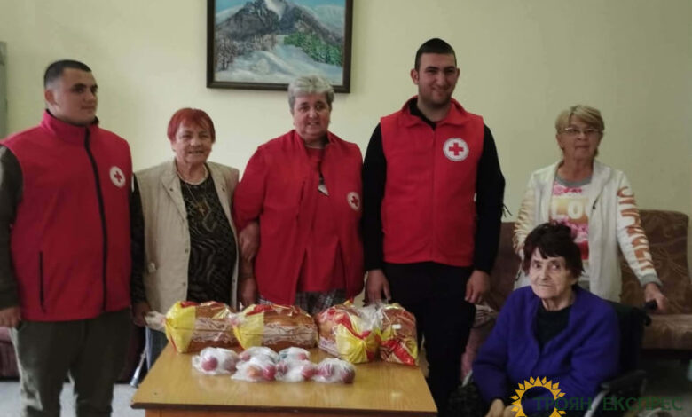 Младите червенокръстци от Ловеч и Троян Великден