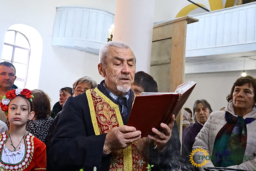 Дебнево: Където вярата облича нови дрехи