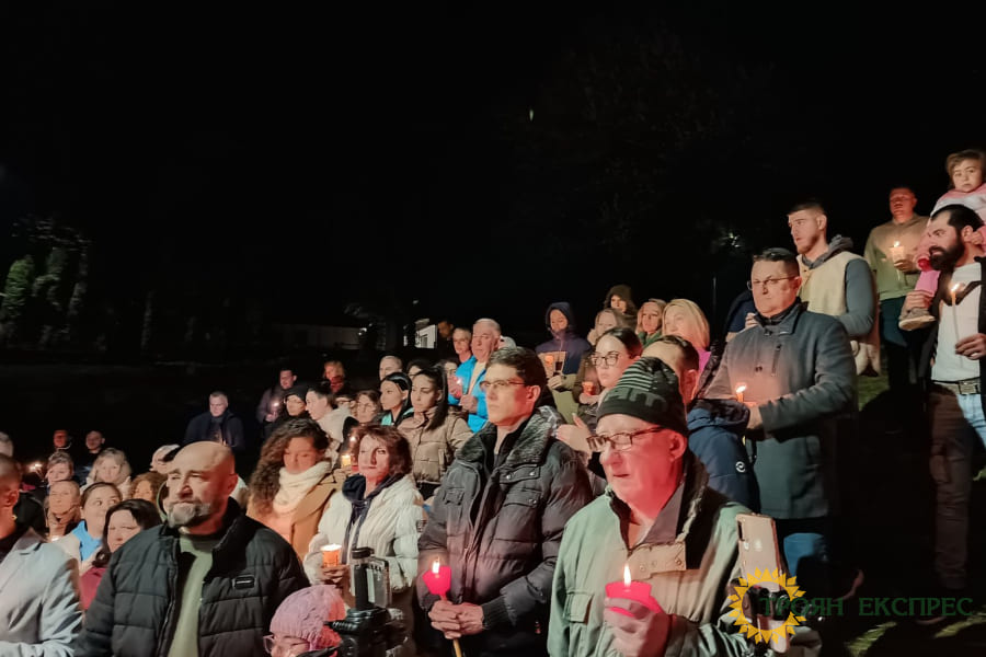 Тържествени Великденски богослужения огласиха Троянския манастир и град Троян-3