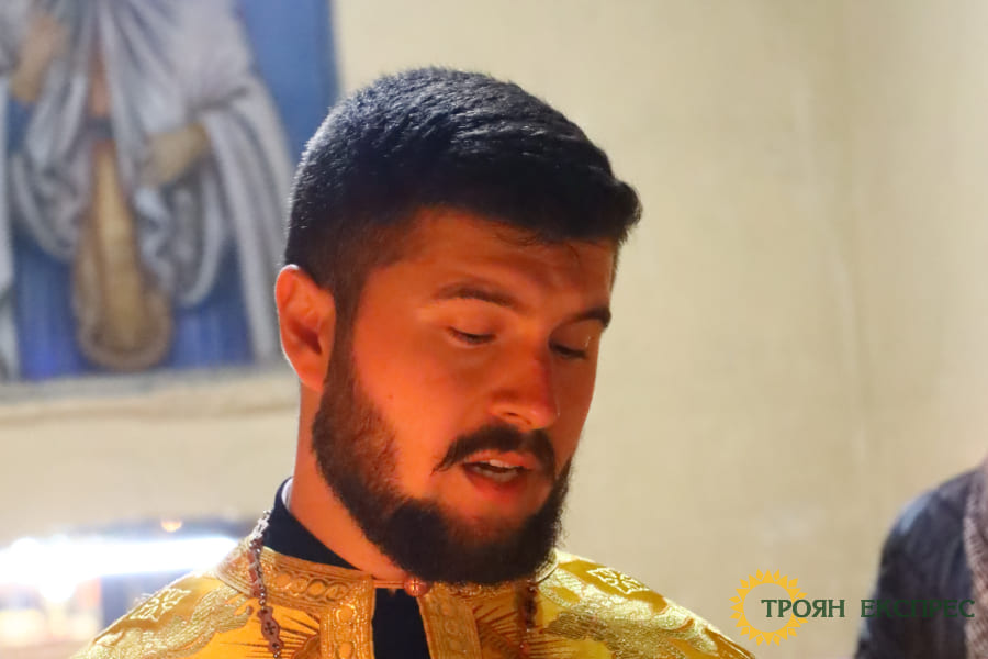 Тържествени Великденски богослужения огласиха Троянския манастир и град Троян-4
