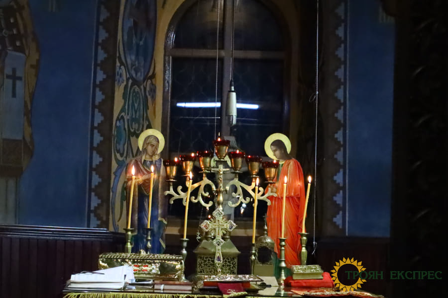 Тържествени Великденски богослужения огласиха Троянския манастир и град Троян-5