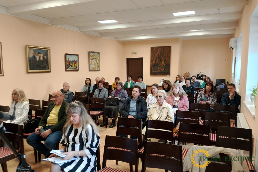 Лина Борджиева представи 11-ата си стихосбирка „Човек е Бог“ в Троян-1
